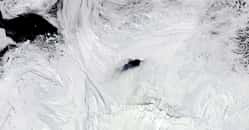 Une équipe internationale de chercheurs explique comment un trou géant, la polynie de Maud Rise, a pu se former au cœur de la glace de mer de l’Antarctique et y persister plusieurs semaines. © Nasa Earth Observatory
