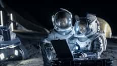 Illustration de deux astronautes travaillant dans une base sur la Lune. © Gorodenkoff, Adobe Stock
