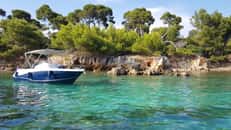 De Marseille à Menton, la French Riviera regorge de petits coins de paradis idéals pour une journée en mer, comme ici en photo, l'île Sainte-Marguerite à quelques encablures de Cannes. © SlimMars 13, Pexels