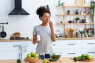 La vitamine D a un rôle essentiel dans la santé. Une supplémentation sous forme de compléments alimentaires est parfois nécessaire pour le capital osseux et le système immunitaire. © Kucherav, Adobe Stock