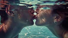 Voici ce qu'il faut savoir avant de faire l'amour dans l'eau. © Leonardo Zegur, Adobe Stock