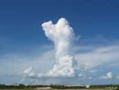 Un nuage gratte-ciel très étiré à la verticale. © NOAA