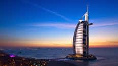 L'hôtel Burj al-Arab, à Dubaï, aux Émirats arabes unis. Le Burj al-Arab (en arabe la « tour des Arabes ») est un hôtel de luxe situé à Dubaï, aux Émirats arabes unis. C'est l'un des plus hauts hôtels du monde (321 mètres). Il est situé sur une île artificielle, à 280 mètres de la plage et a la forme d'une voile géante. Il a été construit de telle façon que son ombre ne recouvre pas la plage. © DR