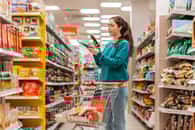 Il existe aussi des additifs dans les emballages alimentaires utilisés dans l'industrie. © _KUBE_, adobe Stock