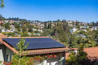 L’autoconsommation solaire apparaît comme une solution durable, facile d’accès et respectueuse de l’environnement. © Robert So, Pexels