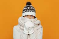 Couvrez vos mains et votre tête quand il fait très froid ! © PinkCoffee Studio, Adobe Stock