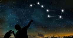 Le célèbre astérisme du Grand Chariot, très connu également sous le surnom de Grande Casserole, se compose des sept étoiles (huit si vous regardez bien) les plus brillantes de la légendaire Grande Ourse (Ursa Major), l’une des plus grandes constellations du ciel boréal. © vchal, Shutterstock