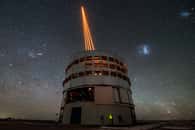 Cette photographie montre le télescope 4 du Very Large Telescope de l'ESO, situé dans le désert d'Atacama au Chili, et son système à quatre lasers, qui est utilisé pour exciter les atomes de sodium dans l'atmosphère. Les atomes excités par les lasers émettent une lumière qui est affectée par l'atmosphère de la même manière que la lumière émise par de vraies étoiles. La lumière émise est recueillie par le télescope et peut être utilisée par le système d'optique adaptative pour mesurer les distorsions introduites par l'atmosphère et les corriger. Ce système avancé, combiné aux excellentes conditions de ciel noir du désert d'Atacama, permet au télescope d'obtenir des images extrêmement nettes. © ESO