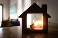 Il est des éco-gestes qui permettent de réduire la consommation électrique dans la maison sans se priver de confort. © Tomertu, Adobe Stock