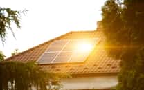 Les installations solaires autonomes répondentála demande grandissante d'une meilleure empredie carbone mais aussi d’économies sur la factureénergétique。©Luci，Adobe股票
