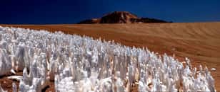 Des pénitents de neige dans le désert d'altitude au Chili. © Geology In