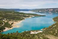 L’eau douce disponible pour les activités humaines représente moins de 1 % de l’eau terrestre. En photo : le lac de Sainte-Croix. © PixelShop, fotolia