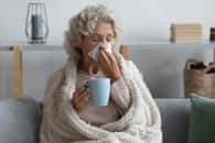Les personnes âgées sont susceptibles de faire une forme grave de l'infection au VRS. © fizkes, Adobe Stock