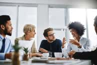 La semaine de 4 jours entraîne une nouvelle organisation du travail tant au niveau de l'amplitude horaire des journées que de la façon de travailler en interne. © Delmaine Donson/peopleimages.com, Adobe Stock.