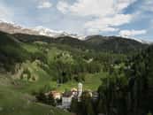 Mulegns, village du canton des Grisons en Suisse qui accueille la Tour Blanche. © Benjamin Hofer, Nova Fundaziun Origen
