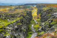 L'Islande se situe exactement sur la limite entre les plaques tectoniques eurasienne et nord-américaine - Parc National de Thingvellir - Islande. © Nido Huebl, Adobe Stock