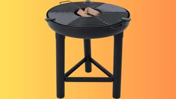 Le barbecue RedFire est équipé d'un gril à plancha en acier idéal pour des grillades savoureuses © Cdiscount
