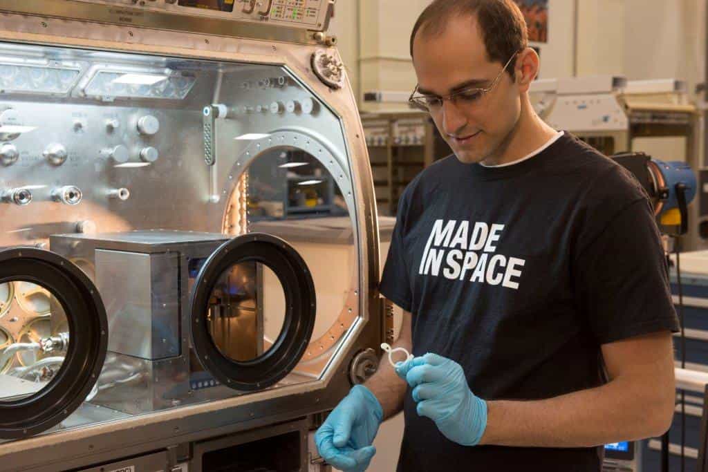 Matthew Napoli, responsable de programme au Marshall Space Flight Center de la Nasa, examine une pièce imprimée en 3D. À terme, la Station spatiale internationale pourrait produire ses propres pièces de rechange avec une imprimante 3D capable de fonctionner en apesanteur. © Made in Space