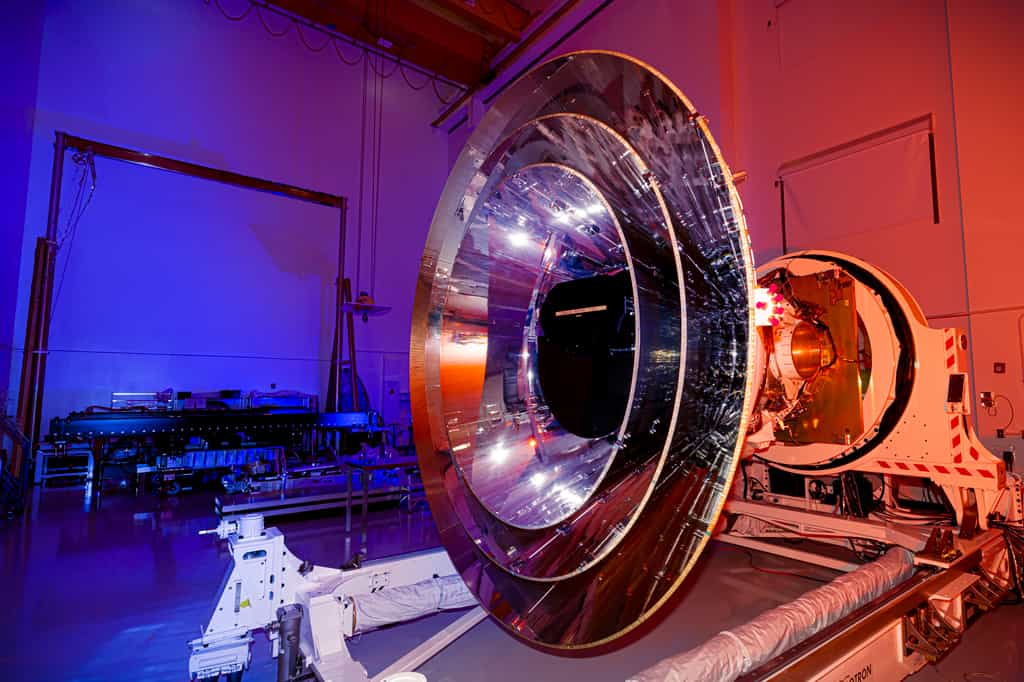 Intégration et test de Spherex en salle blanche. Les cônes qui entourent le chemin optique le protège de photos venant de côté. © BAE Systems