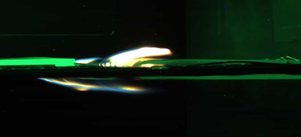 Un matériau en feu filmé lors de la mission Saffire IV © NASA