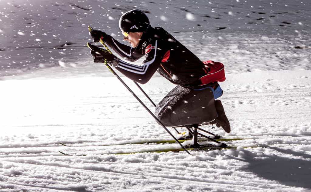 Martin Fleig se déplace en fauteuil roulant sur le sol… ou en skis assis sur la neige. Le siège qu’il emportera aux Jeux paralympiques de Sotchi (du 7 au 16 mars) a été conçu spécialement pour lui par impression 3D. © Ruben Elstner, MikroTribologie Centrum μTC
