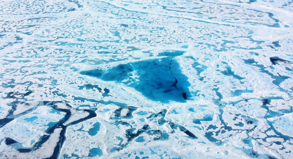Cette image magnifique cache une réalité inquiétante : elle a été prise par avion lors d'une campagne pour évaluer l'importance de la fonte de la banquise arctique. Les zones bleues sont des régions où la banquise a partiellement fondu en surface. © Nasa, opération IceBridge