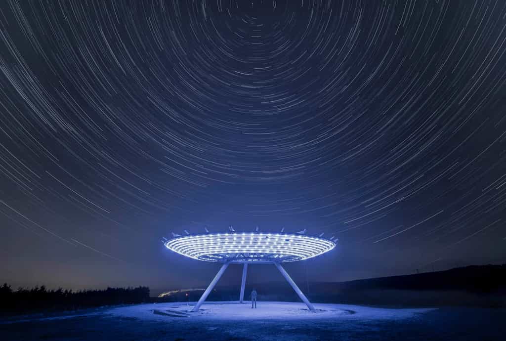 Une mystérieuse parabole pour capter des signaux aliens ? Non, mais une superbe sculpture appelée Haslingden's Halo et implantée dans le Lancashire, en Angleterre. © Katie McGuinness