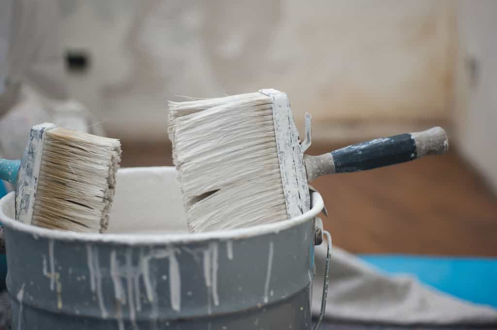 Le badigeon s'applique à l'aide d'une brosse de préférence en soie. © spinetta, Adobe Stock