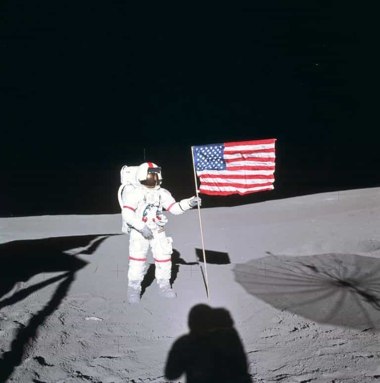 Alan Shepard (1923-1998) a été est le premier astronaute américain le 5 mai 1961, lors du vol Mercury-Redstone 3 (MR3), où il pilota la capsule Freedom 7 pour un vol suborbital de 15 minutes. Il a été le cinquième homme à marcher sur la Lune en 1971 avec la mission Apollo 14. © Nasa