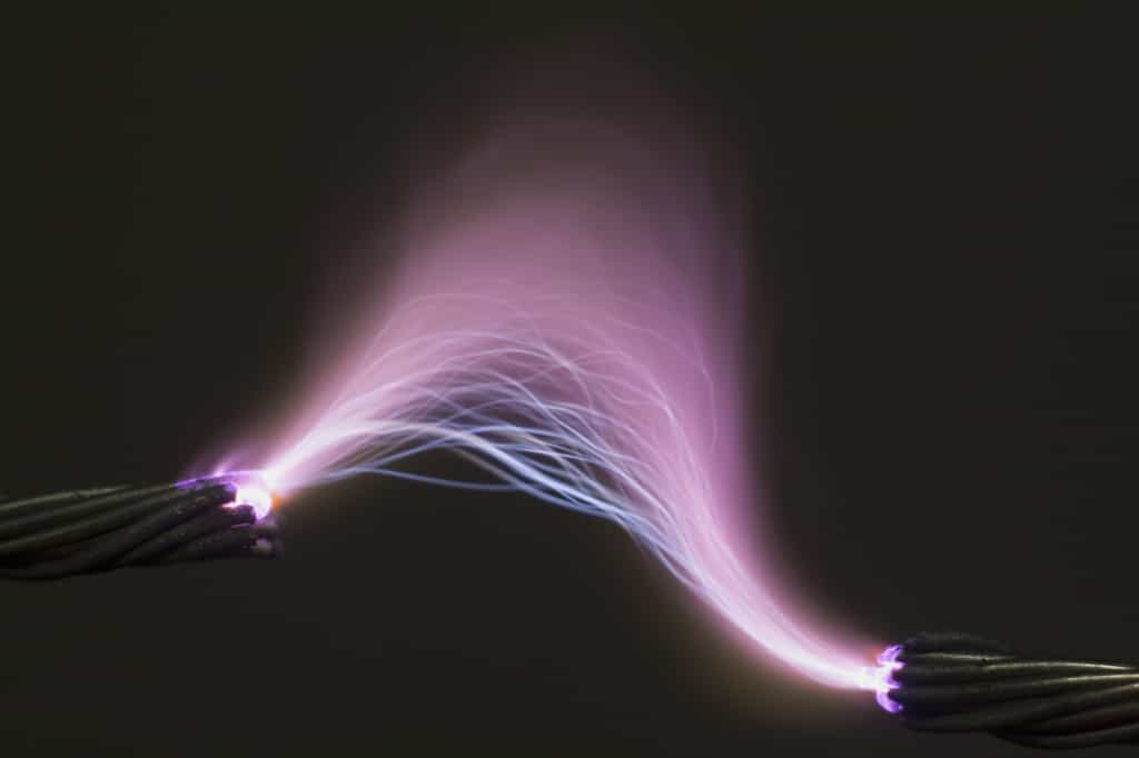 Un arc électrique se produit lorsque l'air est ionisé et laisse passer le courant entre deux parties conductrices.&nbsp;© megav0lt,&nbsp;Fotolia