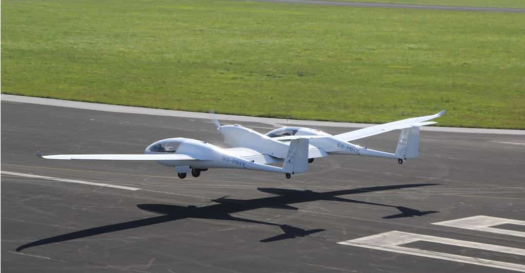 Le HY4 au décollage de l'aéroport de Stuttgart, le 29 septembre 2016. Ce prototype est un outil de recherche pour étudier la possibilité d'avions à motorisation électrique alimenté par une pile à combustible fonctionnant à l'hydrogène embarqué et l'oxygène de l'air. © H2Fly, DLR