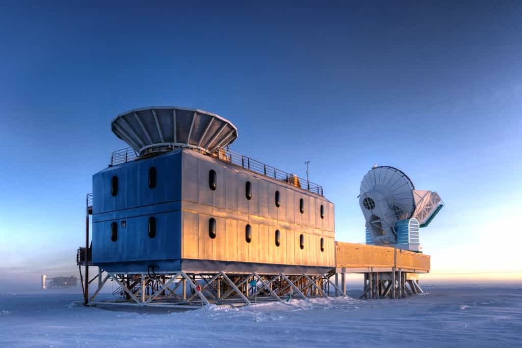 À environ un kilomètre du pôle Sud, les radiotélescopes Bicep2 (à gauche) et South Pole Telescope (à droite) permettent à l'humanité de plonger son regard dans la nuit des temps, aux origines de l'univers observable, lorsque les atomes et peut-être même les particules de matière n'existaient pas encore. Au fond à gauche, on voit une autre expérience, IceCube, qui sonde les arcanes du cosmos, mais à l'aide de neutrinos et non de photons. © Steffen Richter, université Harvard