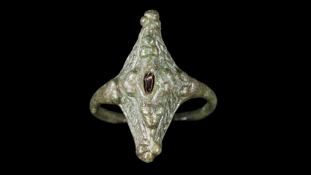 Cette bague, vieille de plus 1 000 ans, est un bijou particulièrement rare : elle aurait été forgée par les peuples Pictes d’Écosse. © Université d’Aberdeen