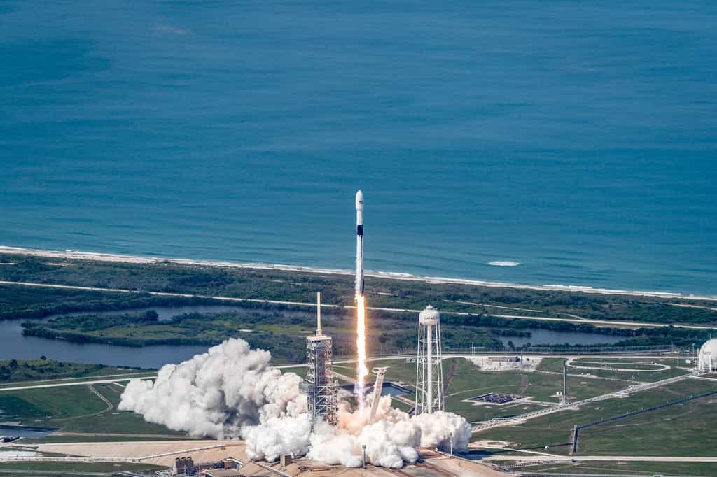 Lancement du satellite Bangabandhu-1, le premier satellite de télécommunications géostationnaire du Bangladesh, par un lanceur Falcon 9. Le lanceur a décollé du pas de tir LC-39A du Centre spatial Kennedy de la Nasa (mai 2018). © SpaceX