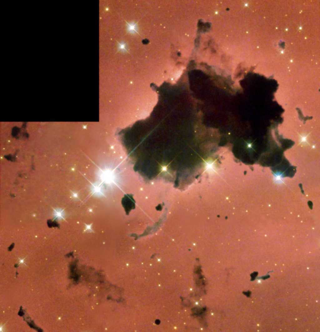 L'amas ouvert IC 2944, photographié ici par Hubble. Situé à une distance d'environ 5.900 années-lumière, il contient des nuages denses et froids que l'on appelle des globules de Bok, où peuvent se former des étoiles. Ces nuages sont trop froids pour que le rayonnement du corps noir y produise des forces attractives supérieures à celle de la gravitation. Mais il n'en serait pas de même dans des objets similaires un peu plus chauds. © Nasa, Wikipédia, DP