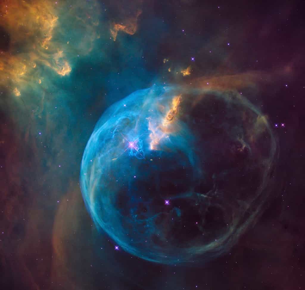La nébuleuse de la Bulle (Bubble nebula) dépeinte par Hubble pour ses 26 ans en orbite. Curieusement, l’étoile très chaude et massive à l’origine de cette coquille est excentrée. © Nasa, Esa, Hubble Heritage Team