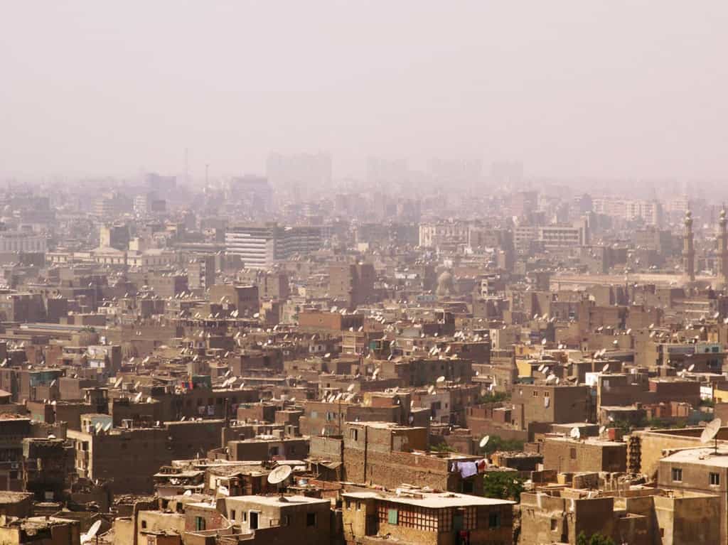Une vue du Caire en plein smog. Des vagues de chaleur avec des températures pouvant dépasser les 40 °C sont très dures à supporter dans ce genre de ville. La population de l’Égypte compte déjà 88 millions de personnes. Que feront-elles si elles deviennent des réfugiés climatiques ? © Wikipédia cc by sa 3.0