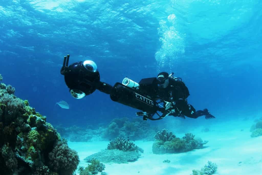 Le biologiste marin Benjamin P. Neale est un spécialiste des coraux. On le voit ici en plein travail au Philippines avec le SVII, l'appareil de prise de vue spécialement conçu pour le Catlin Seaview Survey. © Official Blog of Atlantis Dive Resorts &amp; Liveaboards - Philippines