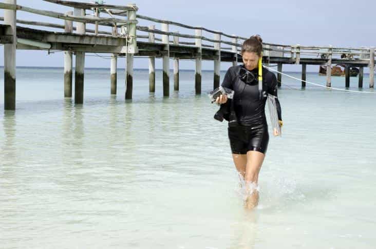L'une des dernières recrues pour la campagne 2014 du Catlin Seaview Survey, Francesca, sort de l'eau avec les caméras 3D GoPro qu'elle a calibrées. Elles seront utilisées pour recueillir des données sur les récifs coralliens. © Underwater Earth 2013