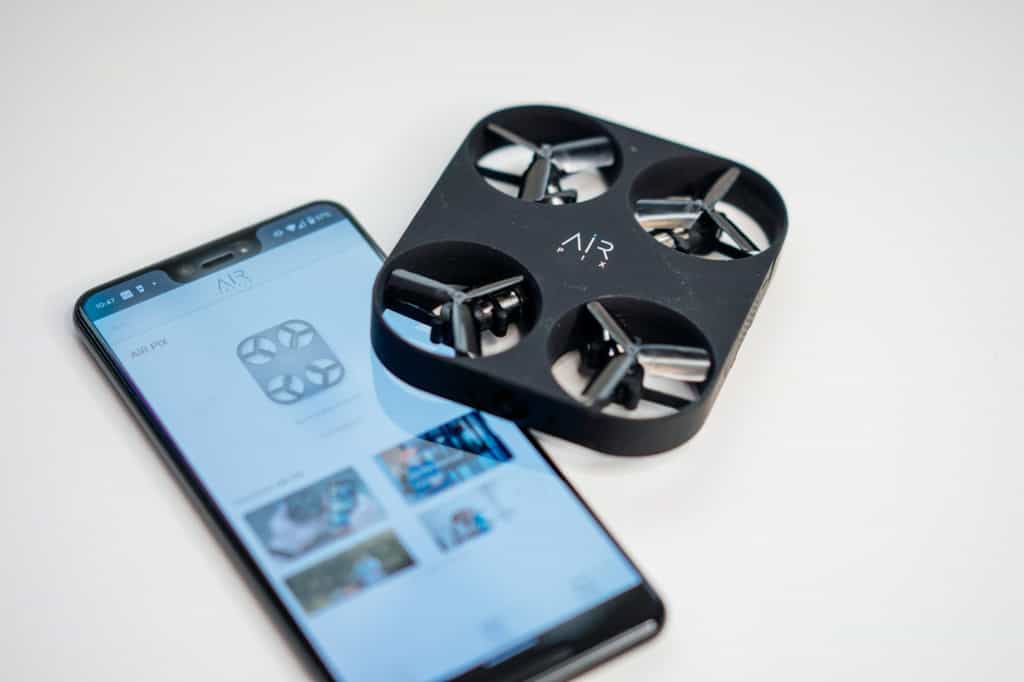 Il existe déjà des mini-drones qui permettent de prendre des photos ou de filmer en étant reliés à un smartphone. Mais ils sont déjà plus gros qu'un téléphone. © BestBuy