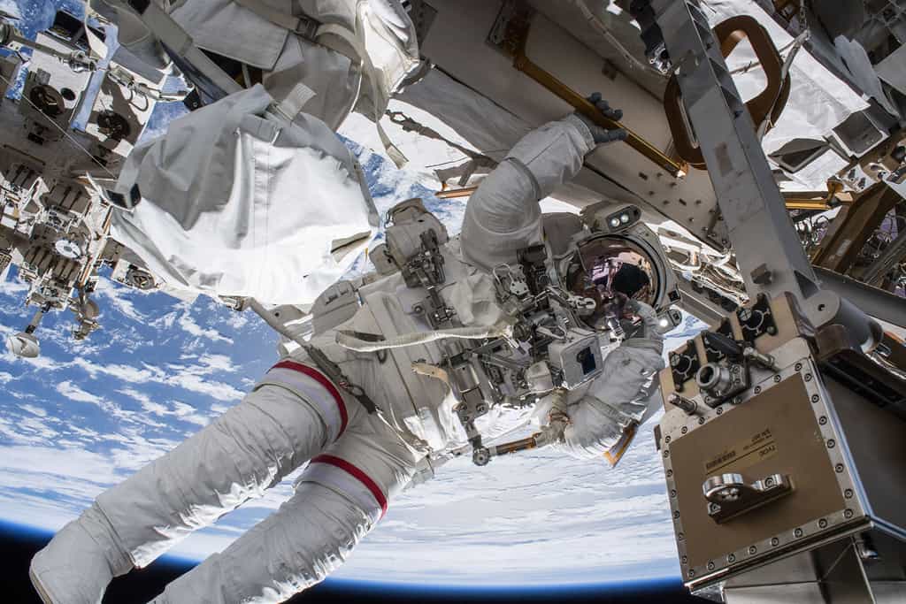 L'astronaute Drew Feustel de la Nasa lors d'une sortie extravéhiculaire à l'extérieur de la Station spatiale internationale. © Nasa