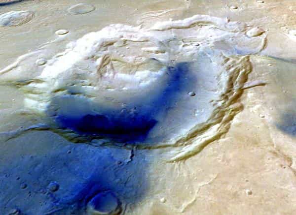 Sur cette image en fausses couleurs obtenue à partir des observations de la sonde européenne Mars Express, la dépression d’Eden Patera, dans la région martienne d’Arabia Terra, est bien visible. On pensait qu'il s'agissait d'un cratère d'impact vieux d'au moins 3,7 milliards d'années (les dépôts représentés en bleu sombre sont plus jeunes). Il s'agirait en réalité d'un édifice volcanique, et peut-être d'un supervolcan. Sept autres structures similaires ont été découvertes dans la même région. © Esa