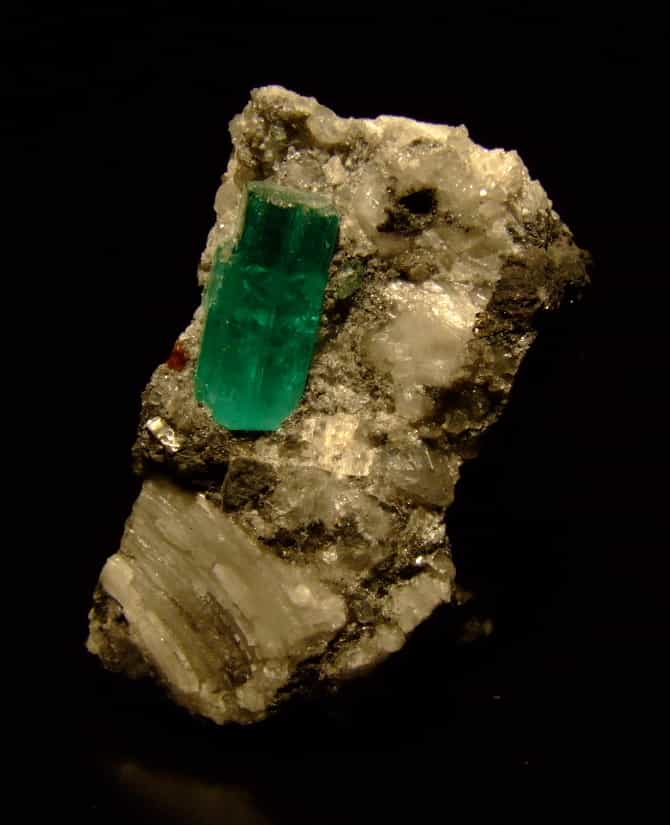 L’émeraude, gemme d’une belle couleur verte, est un composé naturel du béryllium utilisé en joaillerie. © M.M., CC by-sa 3.0