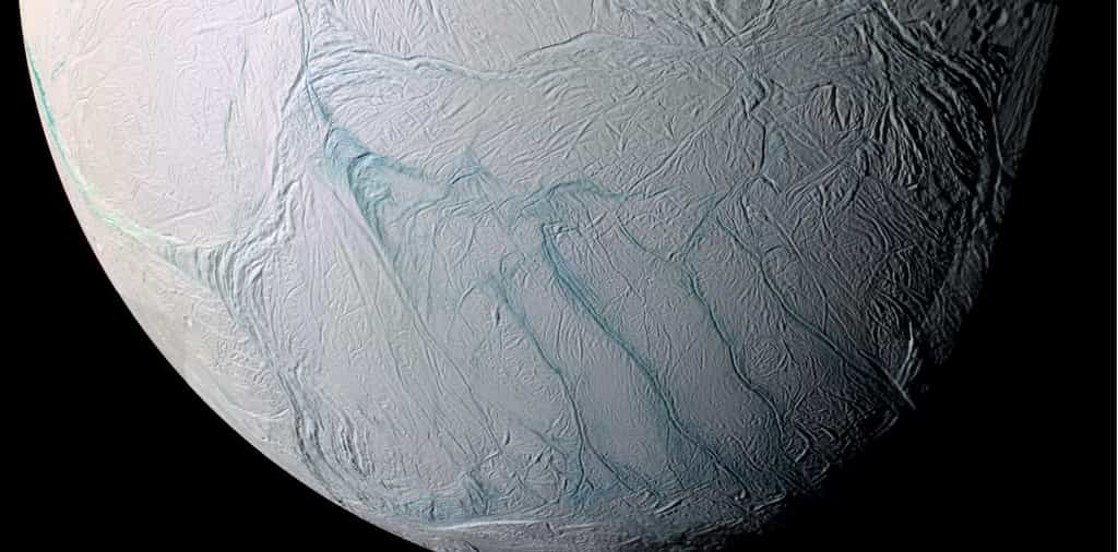 Un océan se cache-t-il sous la surface gelée d’Encelade, l’un des satellites naturels de Saturne, plus petit que la France ? Image composite prise en 2005 par Cassini entre 61.300 et 11.100 kilomètres de la surface. Les « rayures du tigre » sont visibles dans la région du pôle Sud, en bas de ce portrait. © Nasa, JPL, Space Science Institute