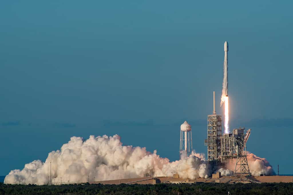 En septembre 2008, SpaceX lance avec succès le Falcon I, première fusée à ergols liquides privée. Moins de 10 ans plus tard, la société d'Elon Musk s'est installée durablement sur le marché international du lancement de satellite. © SpaceX