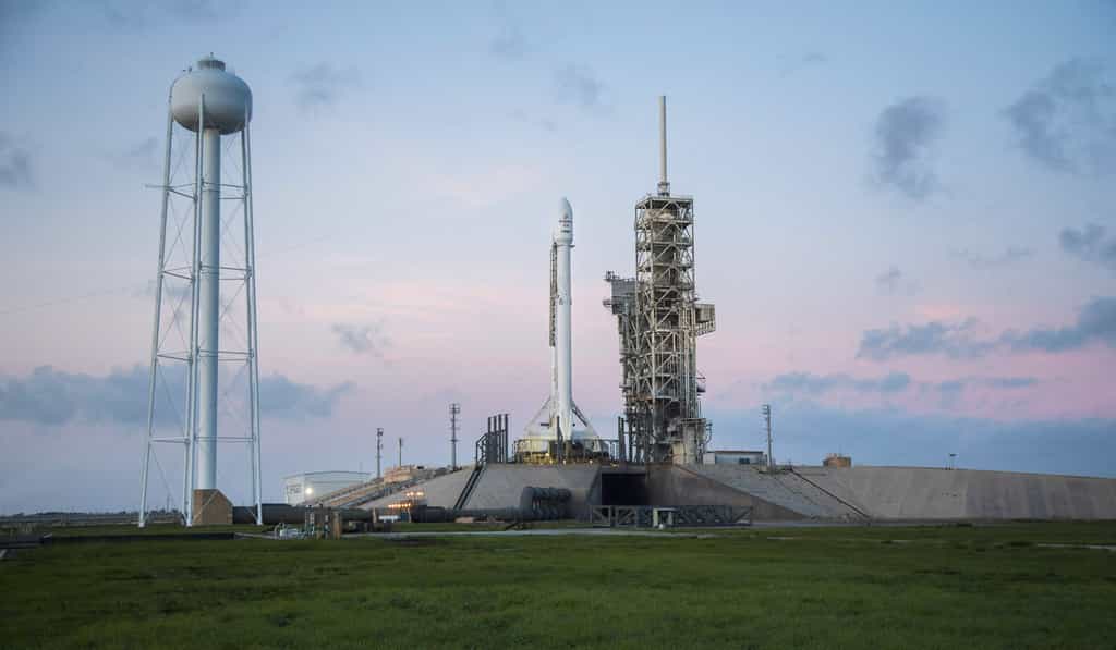 Un lanceur Falcon 9 sur son pas de tir du Centre spatial Kennedy de la Nasa, d'où décolleront les astronautes à destination de la Station spatiale internationale. © SpaceX