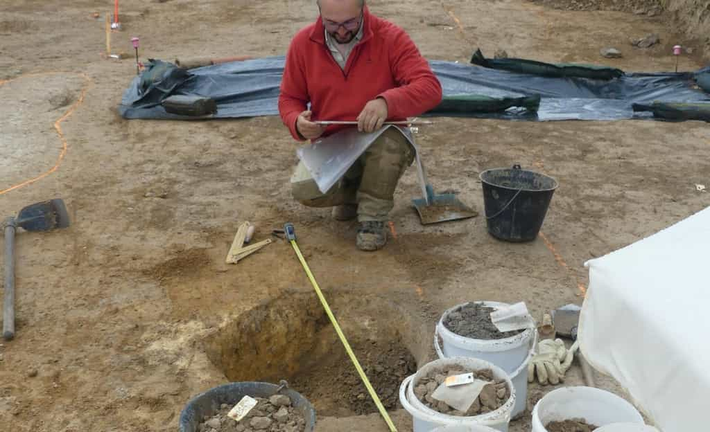 Des fouilles extensives sont menées depuis plusieurs mois dans le secteur de la Touraudière. Un scientifique procède ici à des prélèvements archéobotaniques. © Yannick Pugin, Inrap