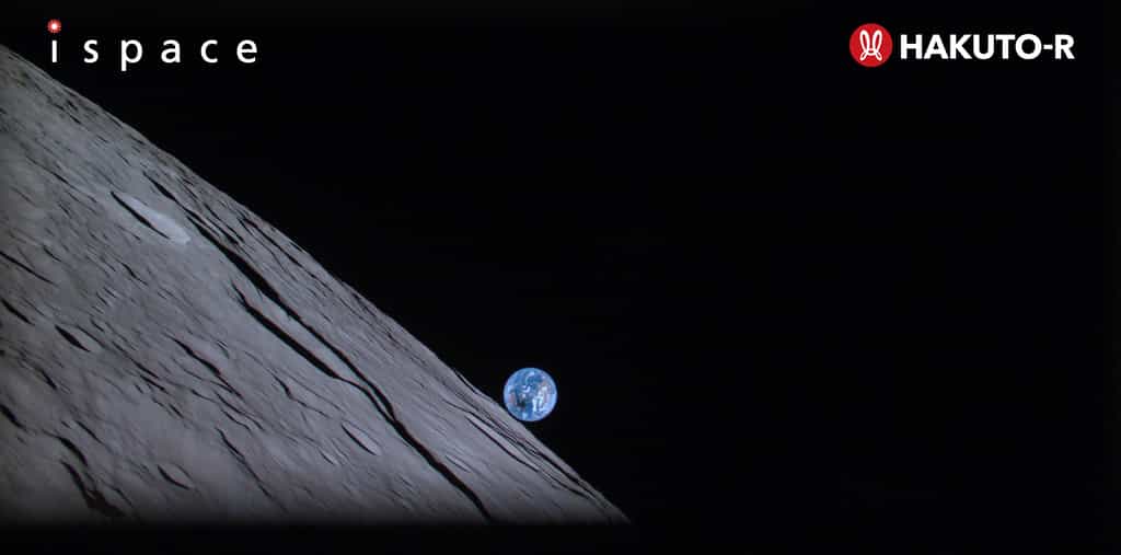 Sublime cliché pris par la sonde le 20 avril. Hakuto-R se trouvait alors à 100 kilomètres au-dessus de la surface. On voit l'ombre de la Lune sur la Terre au fond, car c'était au moment où il y avait une éclipse solaire totale en Australie ! © iSpace