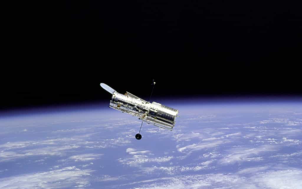 Le télescope spatial Hubble et la Terre. © Nasa