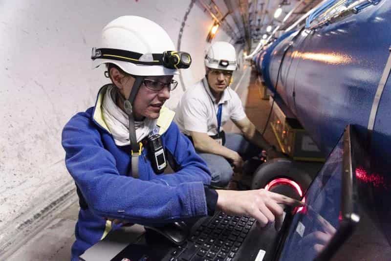 Les ingénieurs Aline Piguiet et Markus Albert procèdent à des radiographies du dipôle supraconducteur où est survenu un court-circuit, dans le secteur 3-4 du tunnel du LHC. © Maximilien Brice, Cern


